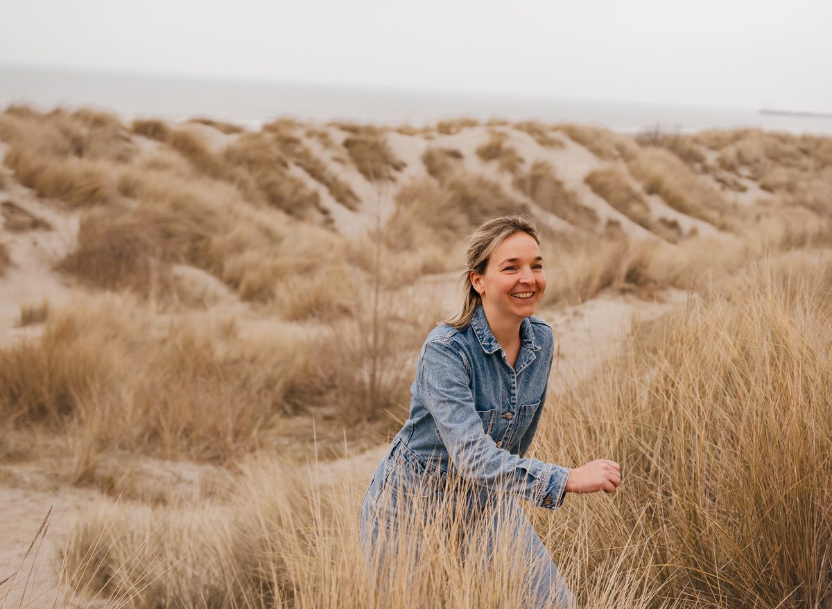 Nele Meuleman in de duinen van de Westhoek